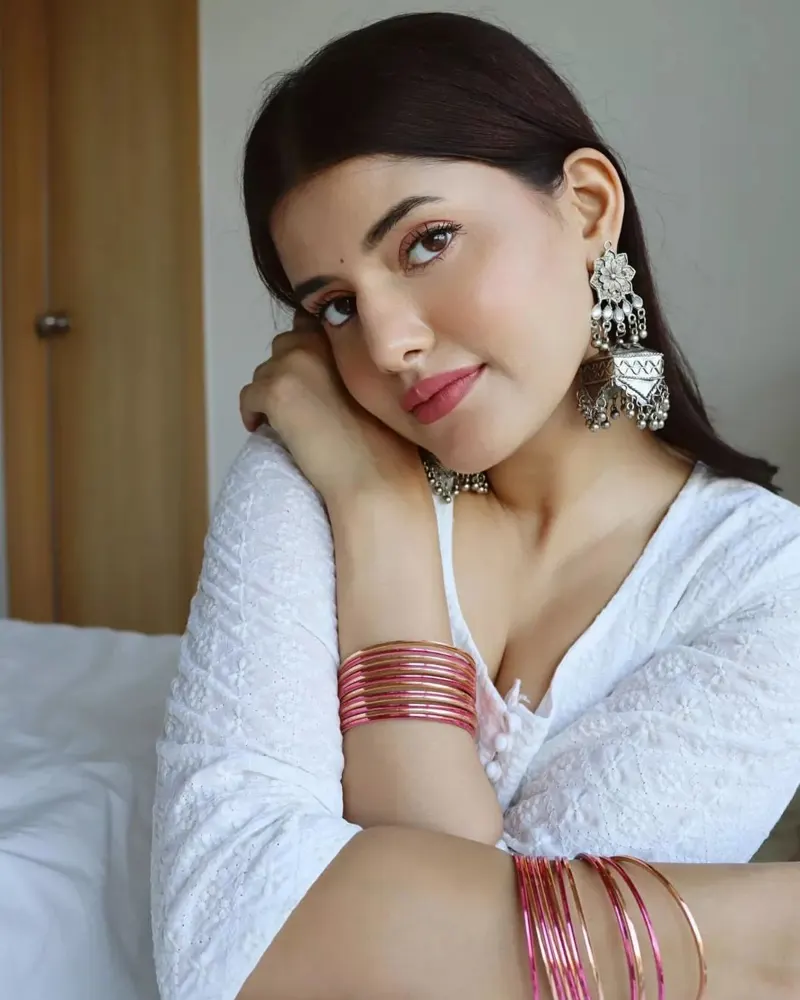 How To Find A Real Ratlam Girl Whatsapp Number? 